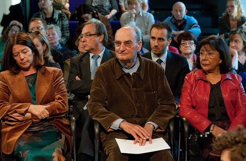 Kameralne spotkanie z okazji 80. urodzin Sławomira Mrożka i opublikowania pierwszego tomu jego "Dziennika". Na zdjęciu: Sławomir Mrożek z żoną Susaną (po prawej) i właścicielką wydawnictwa Noir sur Blanc, Verą Michalską (po lewej). Warszawa, Instytut Teatralny, 23 września 2010, fot. Marek Dusza